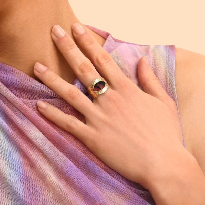 SATELLITE-PARIS Bague ajustable plumes et métal doré - rouge – Image 2