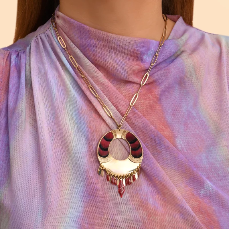 SATELLITE-PARIS Collier pendentif rond réglable plumes - rouge – Image 3